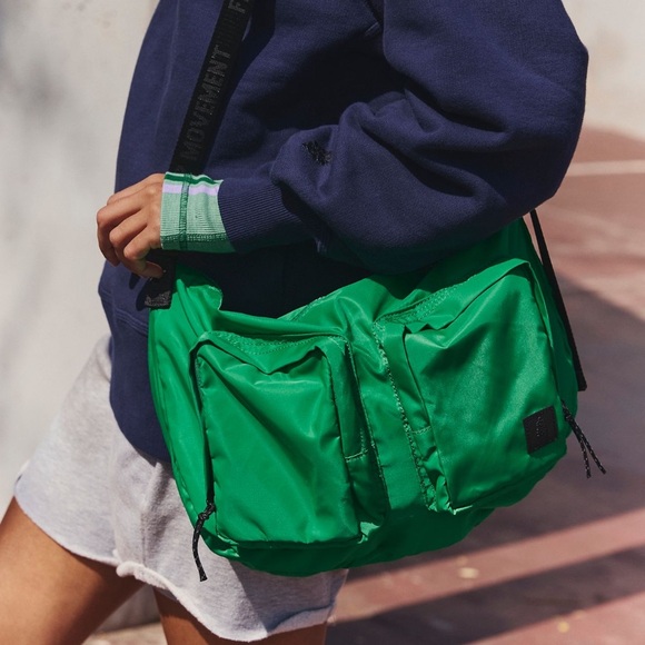 ☃️ Free People Movement Green Sling Crossbody Bag 🔖NWT - Picture 4 of 7